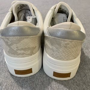 Dr. Scholl’s slip on sneakers